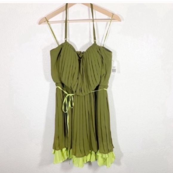 Jessica Simpson l Strapless Pleated Ruffle Dress